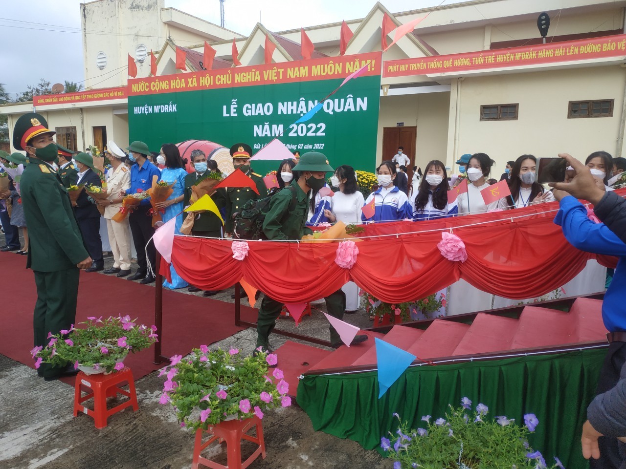 BƯỚC LÊN CẦU VINH QUANG